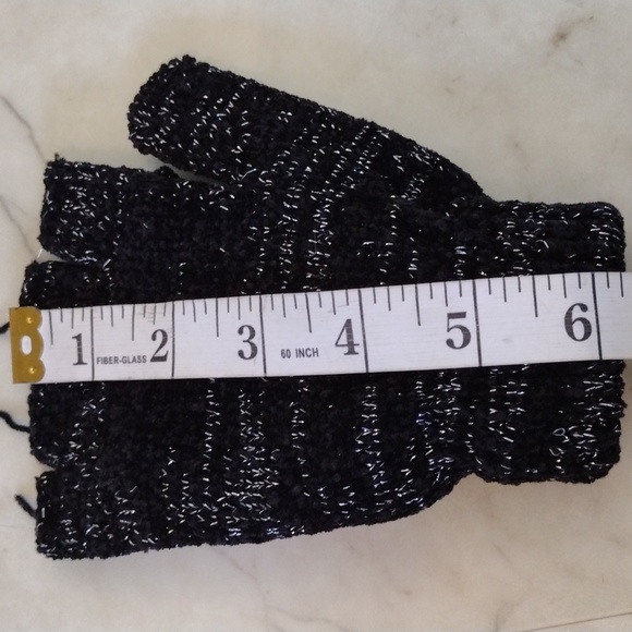 Adorable kitten face knit gloves/ mittens. - Picture 5 of 6